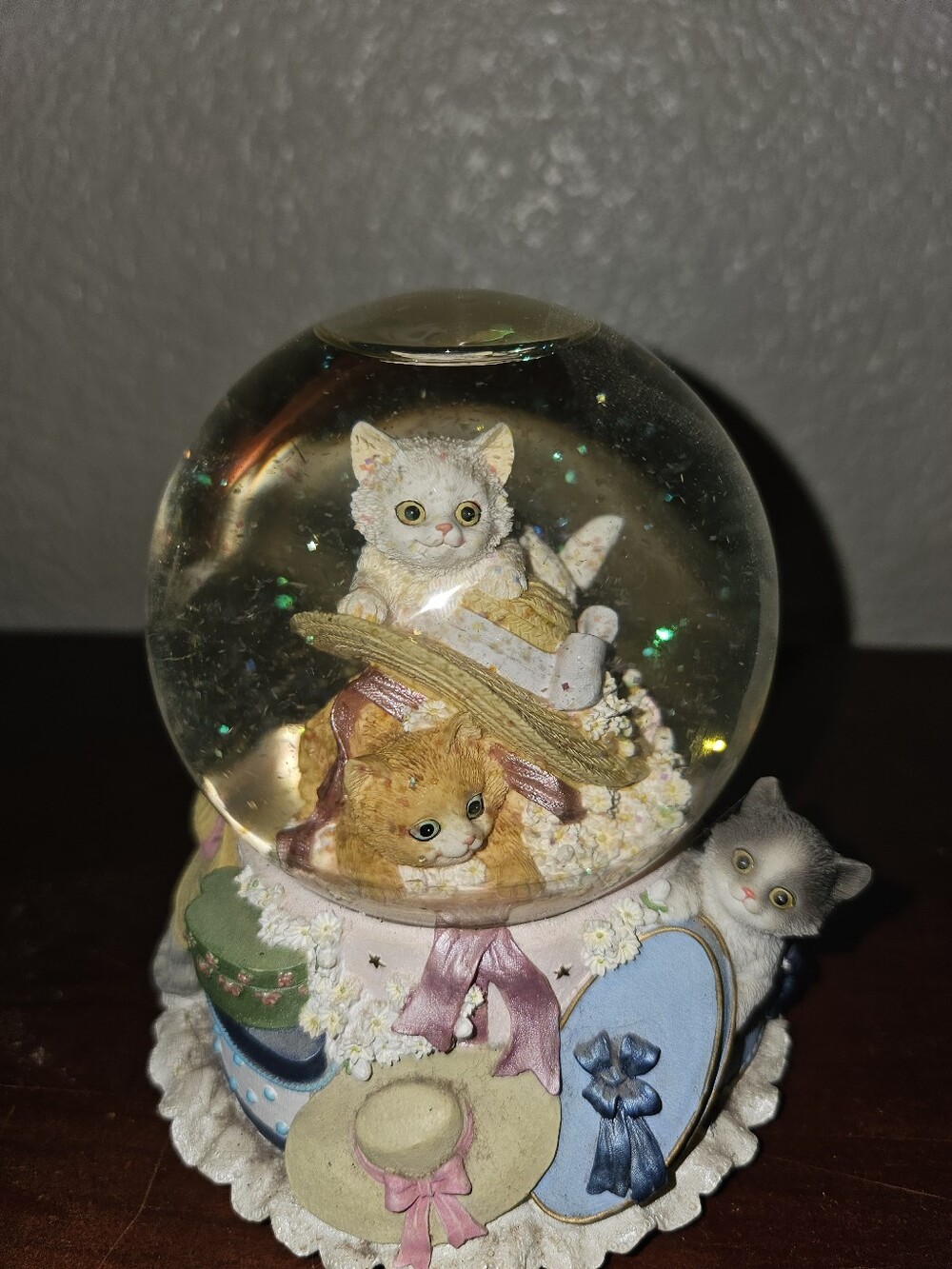 Cats & Hats Snow Globe Glitter White Scalloped Battery-Operated Decorative Vtg
